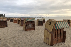 Strand in Scharbeutz Strandkörbe am frühen morgen